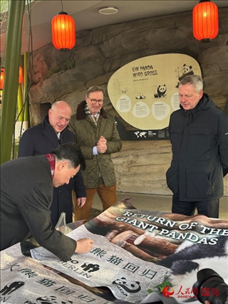 吳墾大使簽名。人民網(wǎng)記者 徐馨攝