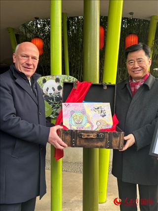 吳墾大使和韋格納市長手捧德國兒童為“夢想”“夢圓”準(zhǔn)備的手繪“送別大禮包”。人民網(wǎng)記者 徐馨攝