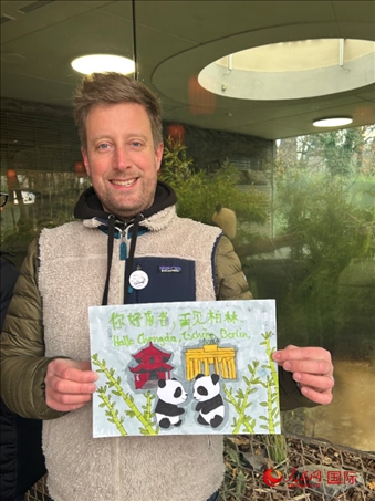 特別從法國趕來送別“夢想”“夢圓”的專業(yè)級(jí)熊貓粉絲 Pouille先生和此次征集的兒童作品。人民網(wǎng)記者 徐馨攝