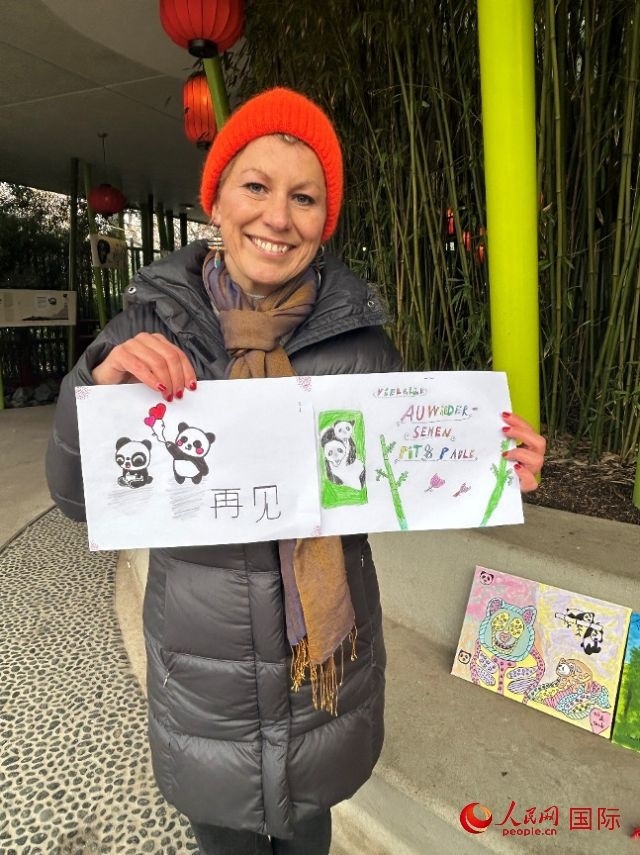 桑德拉和德國小朋友們的作品。右圖寫著“祝福好運(yùn)，再見 Pit和Paule（“夢想”“夢圓”的德語名字）”。人民網(wǎng)記者 徐馨攝