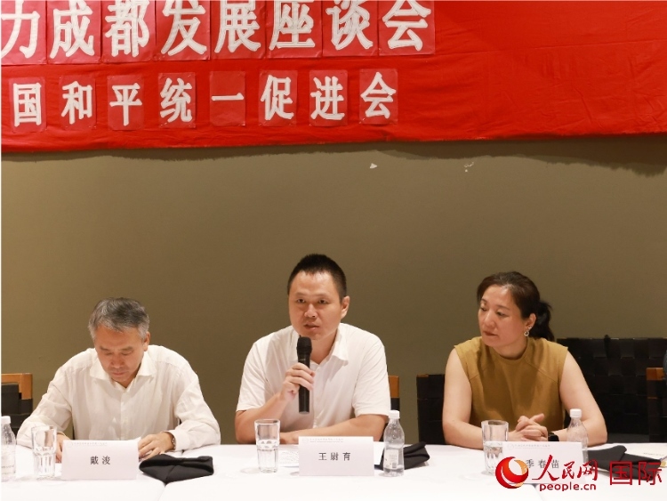 中國駐里約總領(lǐng)館副總領(lǐng)事王尉育（中）在座談會中致辭。人民網(wǎng)記者 陳海琪攝