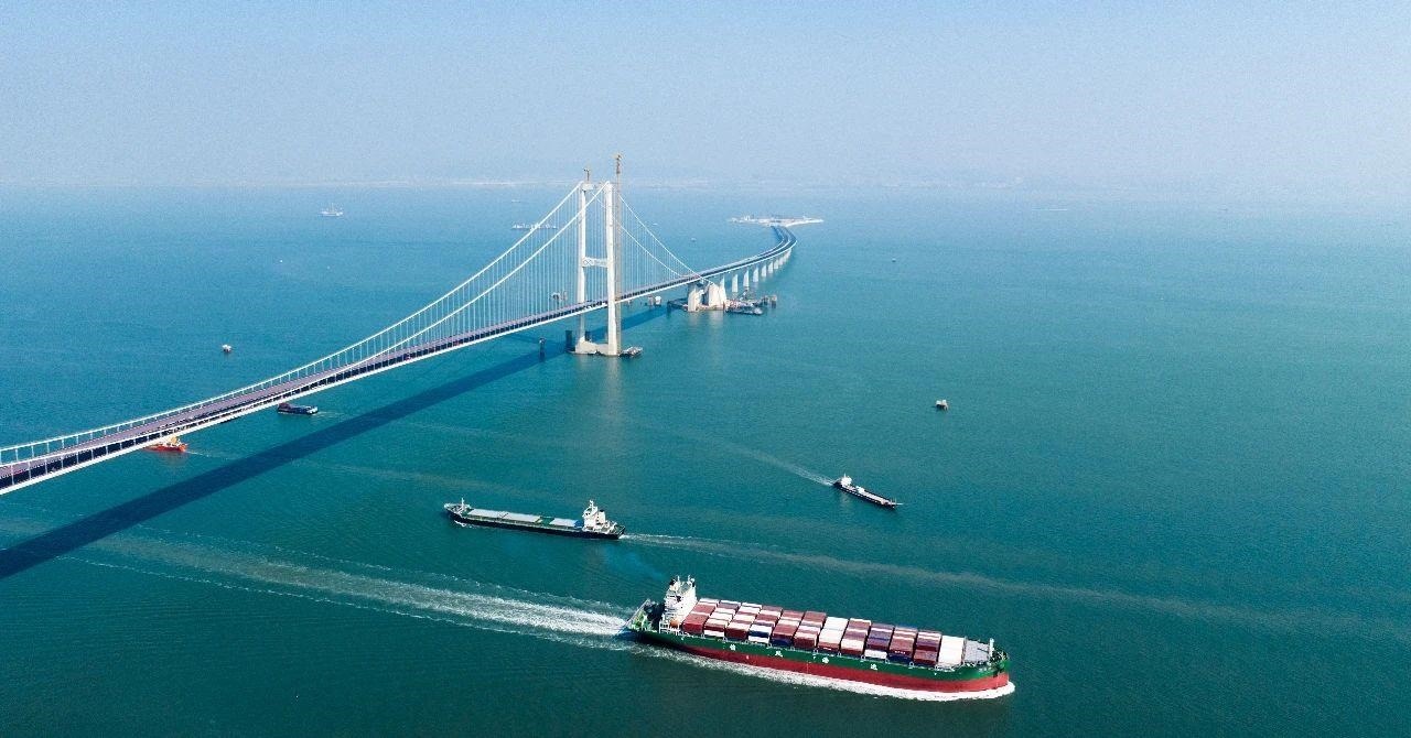 △2023年11月28日，國(guó)家重大工程深中通道海底沉管隧道貫通。