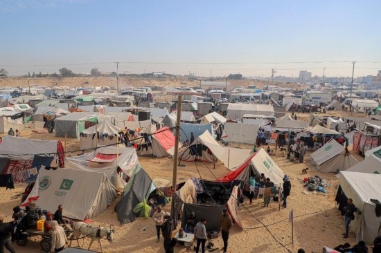  這是12月8日在加沙地帶南部城市拉法拍攝的臨時(shí)營(yíng)地。新華社發(fā)（里澤克·阿卜杜勒賈瓦德攝）