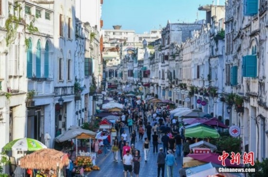 圖為?？隍T樓老街游客如織。 <a target='_blank' href='/' ><p align=