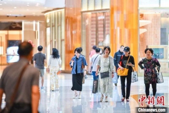 圖為顧客在cdf?？趪H免稅城內(nèi)選購商品。<a target='_blank' href='/' ><p align=