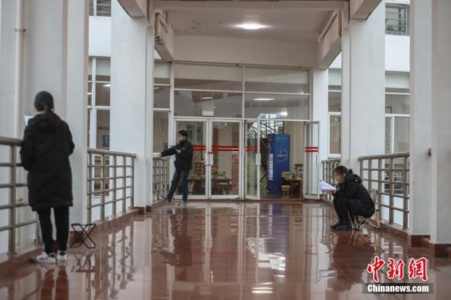 資料圖：幾位考研學(xué)生在南昌大學(xué)教學(xué)樓的天橋上復(fù)習(xí)備考。劉力鑫 攝