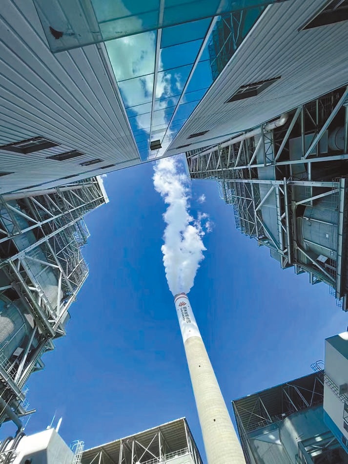  綠色低碳 近日，來自10余個國家的國際青年跟隨“世界青年能源行”活動走進(jìn)國家能源集團江蘇泰州電廠。作為亞洲最大火電二氧化碳捕集、利用與封存項目，該項目每年可捕集消納二氧化碳50萬噸。 美國籍演員、主持人 史蒂文·韋德斯攝 “走在電廠里，體驗各種高科技，真切感受到中國在清潔能源方面發(fā)展迅速，許多技術(shù)走在了世界前列?！? /></p> <p style=