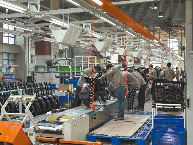  產(chǎn)業(yè)領(lǐng)跑 在長三角一體化發(fā)展格局下，新能源制造業(yè)通過產(chǎn)業(yè)集群協(xié)同發(fā)展，形成現(xiàn)代化產(chǎn)業(yè)體系。圖為位于江蘇常州市的比亞迪工廠內(nèi)，工作人員正在組裝銷往非洲國家的電動摩托車。 拉丁美洲通訊社古巴籍?dāng)z影記者 朗尼·洛佩茲（中文名羅帥）攝