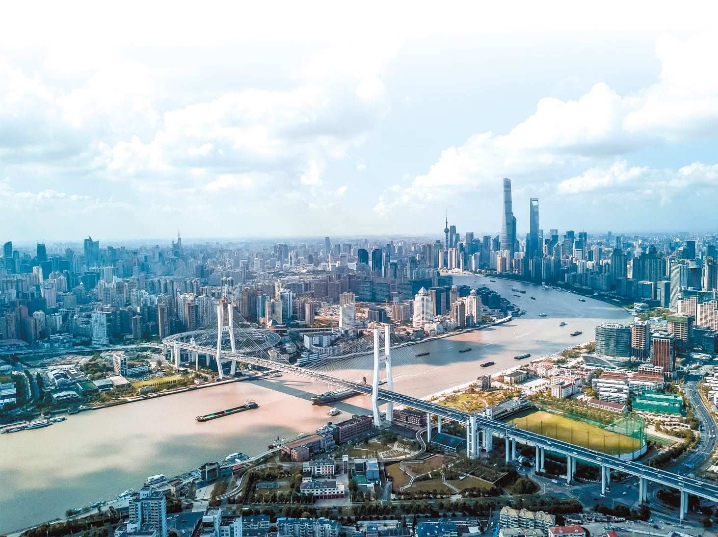  潮起東方 上海黃浦江兩岸高樓林立，風(fēng)光無限。近年來，上海以開放創(chuàng)新之姿，謀劃推動高質(zhì)量發(fā)展，奮力開創(chuàng)長三角一體化新局面。 德國籍導(dǎo)演、建筑師、攝影師 馬克·西格蒙德攝 “起初，我被東方古國的悠久歷史文化吸引來到中國。在上海生活的10多年間，我見證了這座城市的發(fā)展歷程，也感受到它兼具傳統(tǒng)與現(xiàn)代的獨特魅力?！? /></p> <p style=