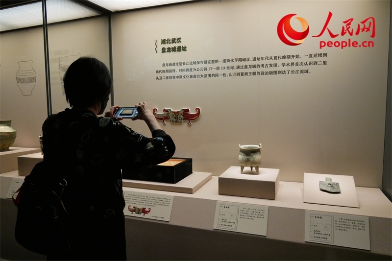 今年9月，觀眾正在參觀“鑒往知遠——新時代考古成果展”。人民網(wǎng)記者 韋衍行攝