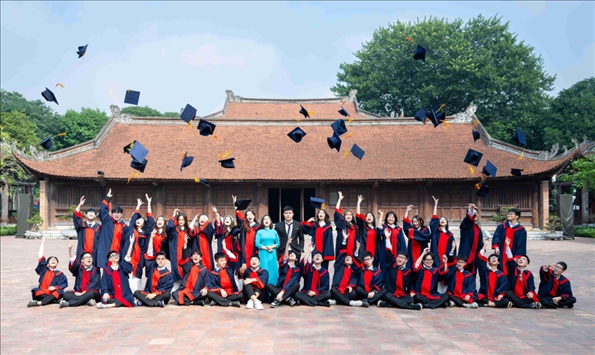 12月9日，越南首都河內(nèi)一所高中的學(xué)生在文廟內(nèi)合影留念。