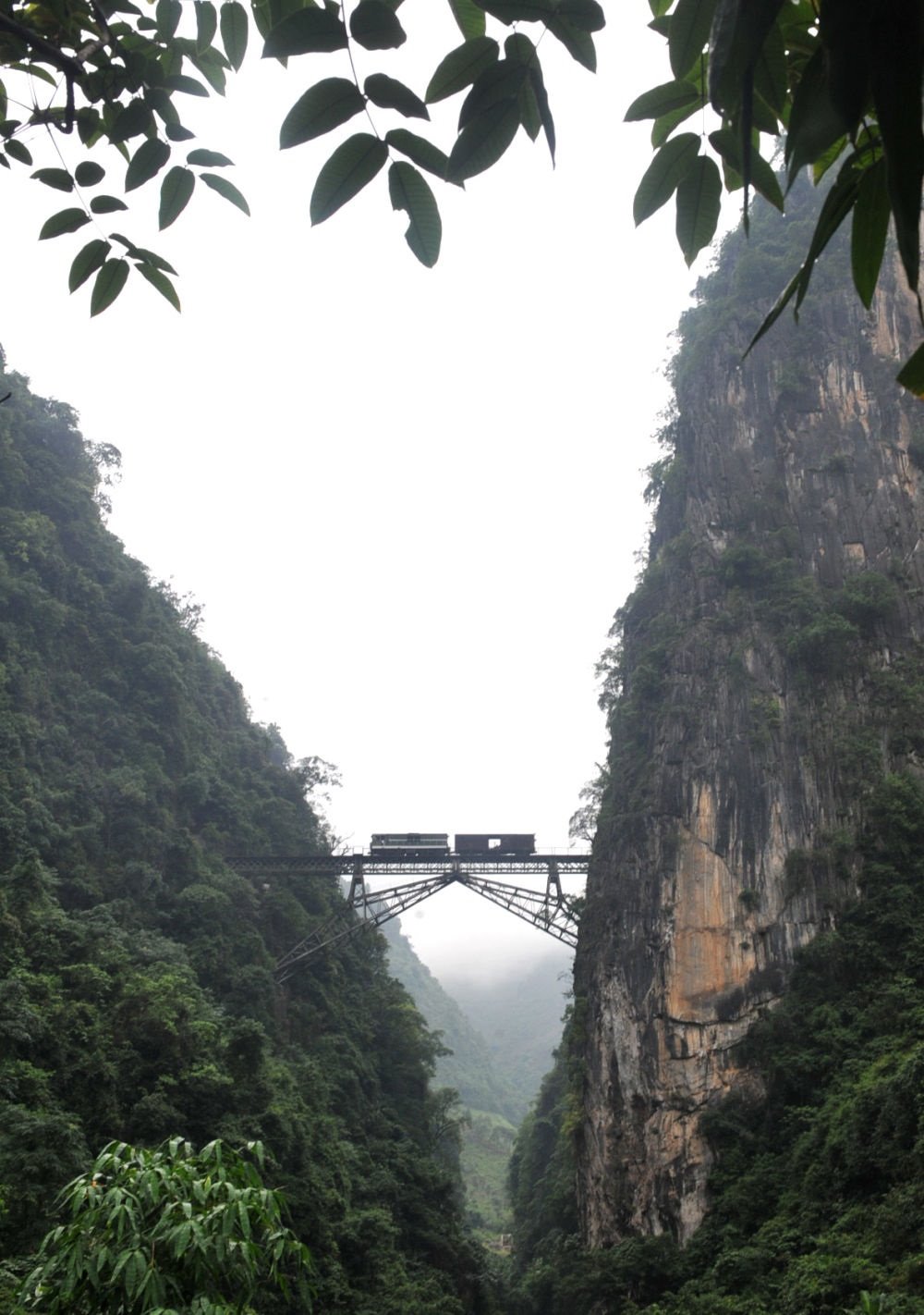 2009年6月1日，一列小火車從人字橋上通過。