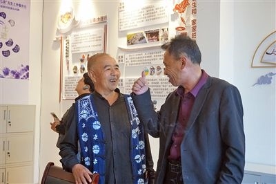  在大理州古生村訴訟服務(wù)站內(nèi)，全國人大代表樊九平為“阿鵬調(diào)解員”點贊。
