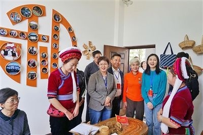  在大理法院喜洲法庭，代表們與“金花調(diào)解員”共同探討民族特色調(diào)解工作方法。