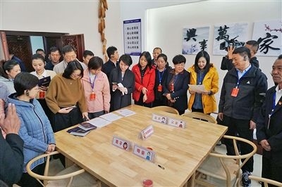  在劍川法院家事調(diào)解室內(nèi)，該院制作的《離婚證明書》引起了代表們的關(guān)注。