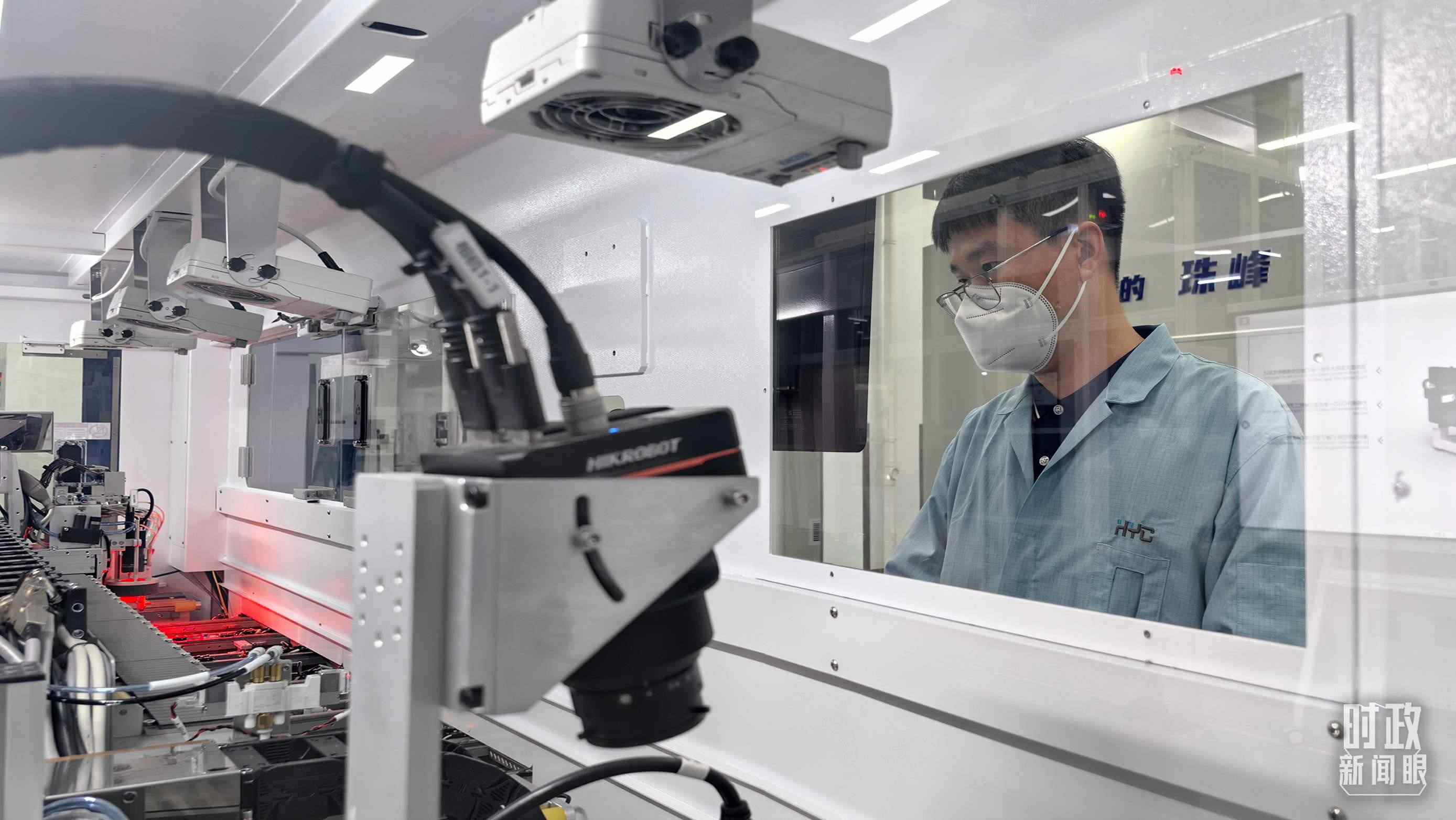 △蘇州華興源創(chuàng)科技股份有限公司員工正在研發(fā)車間內(nèi)進行芯片測試。（總臺央廣記者潘毅拍攝）