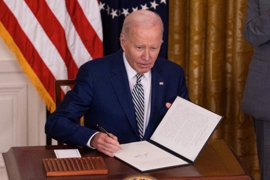 10月30日，美國(guó)總統(tǒng)拜登在華盛頓白宮簽署人工智能監(jiān)管行政令。新華社發(fā)（亞倫攝）