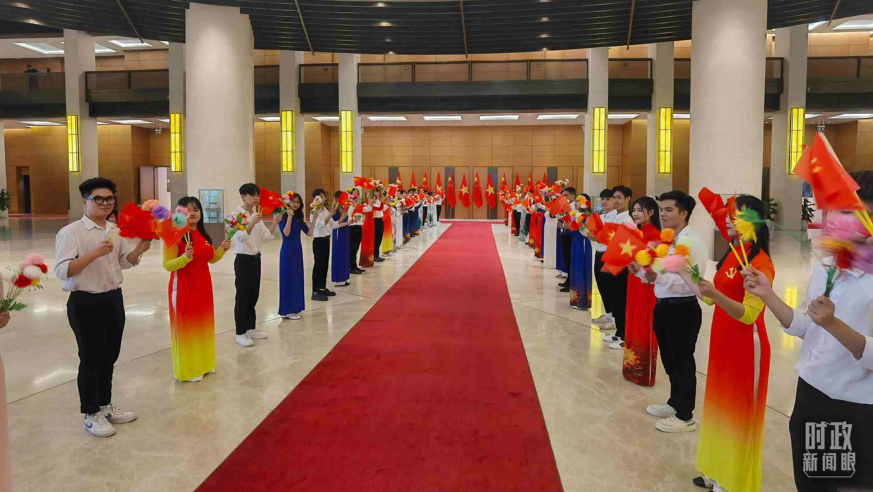 △夾道歡迎的當(dāng)?shù)厍嗄?。（總臺(tái)央視記者周志國(guó)拍攝）