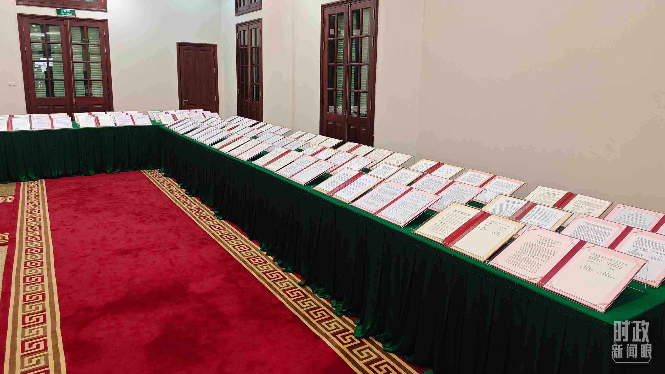 △會(huì)談后，兩黨總書(shū)記共同見(jiàn)證雙方簽署的雙邊合作文件展示，涵蓋共建“一帶一路”等30多個(gè)領(lǐng)域。（總臺(tái)央視記者耿小龍拍攝）