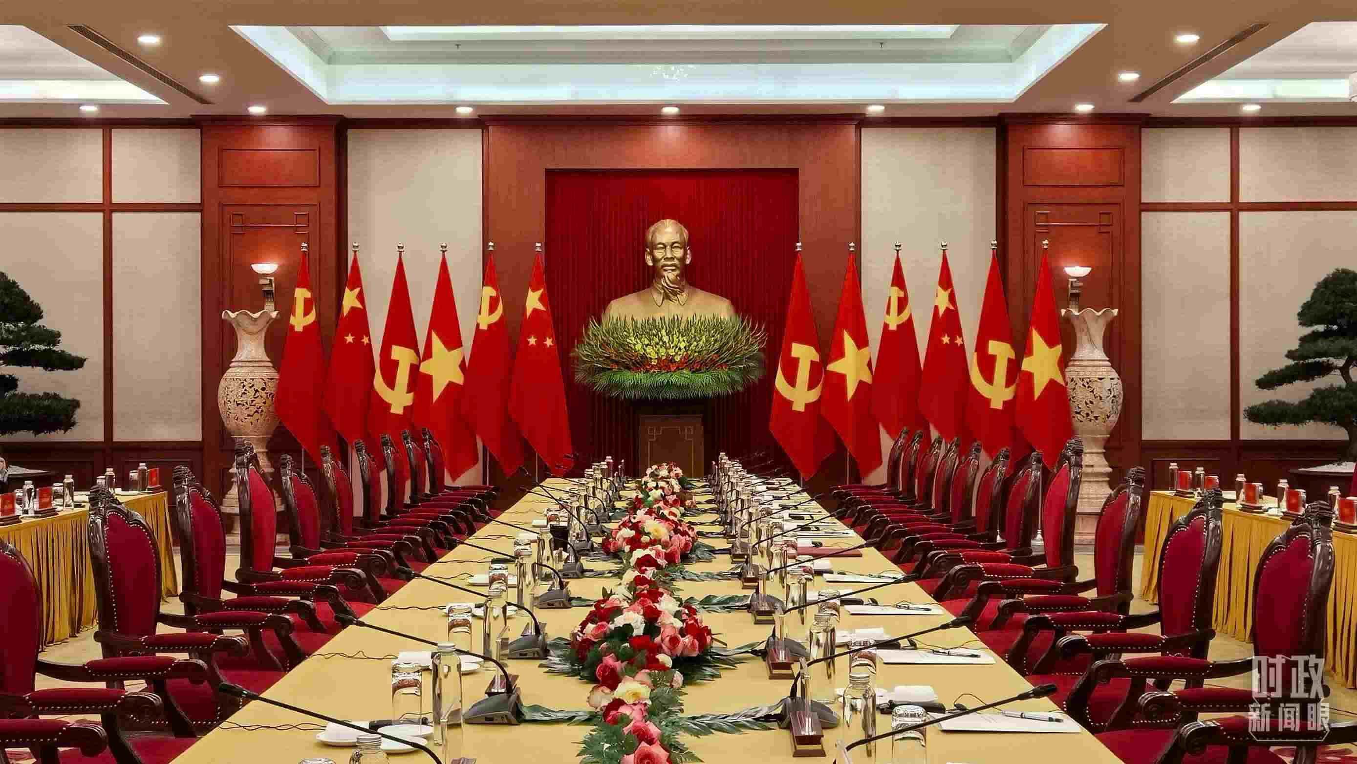 △當(dāng)?shù)貢r(shí)間12月12日下午，習(xí)近平在這里與阮富仲舉行會(huì)談，這是會(huì)談開(kāi)始前的場(chǎng)景。（總臺(tái)央視記者邢彬拍攝）