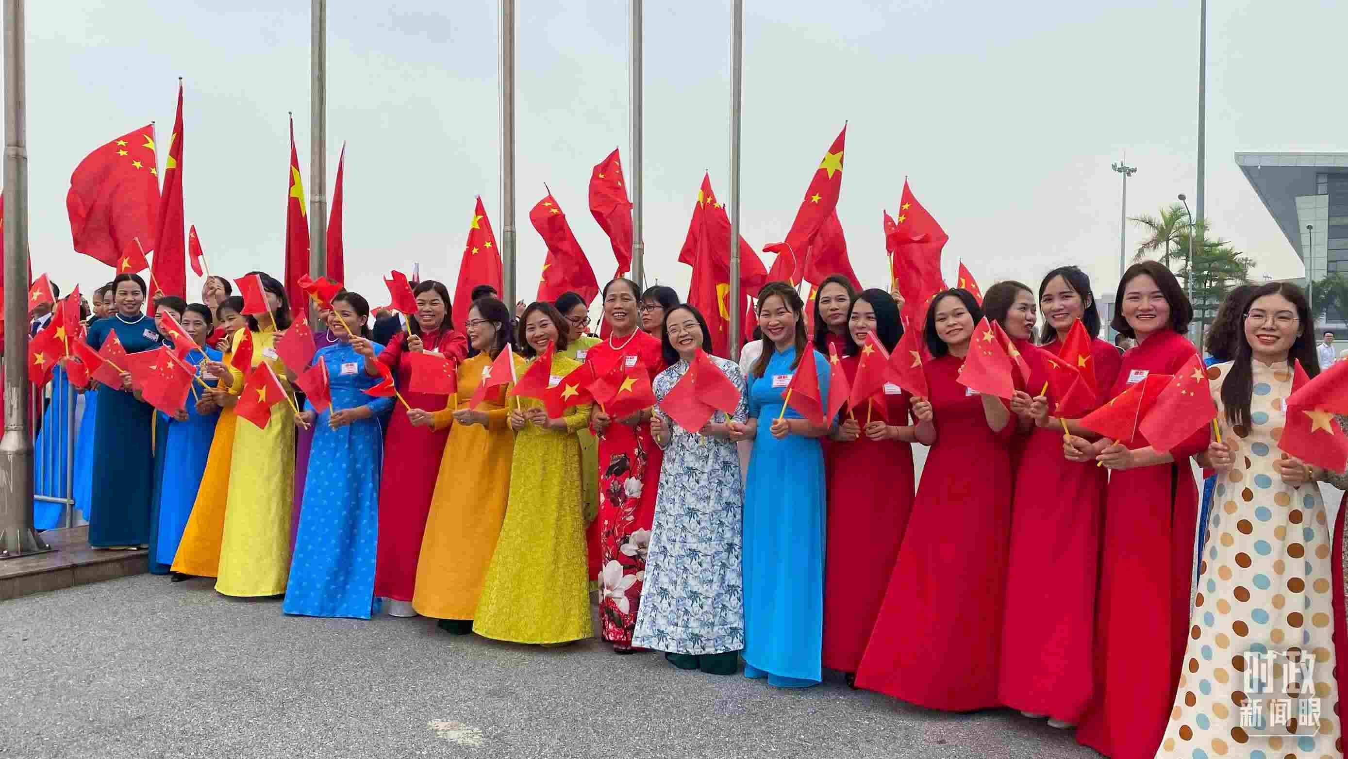 △專(zhuān)機(jī)抵達(dá)前，400多名中越各界代表手持兩黨兩國(guó)旗幟翹首以盼。（總臺(tái)央視記者李增仁拍攝）