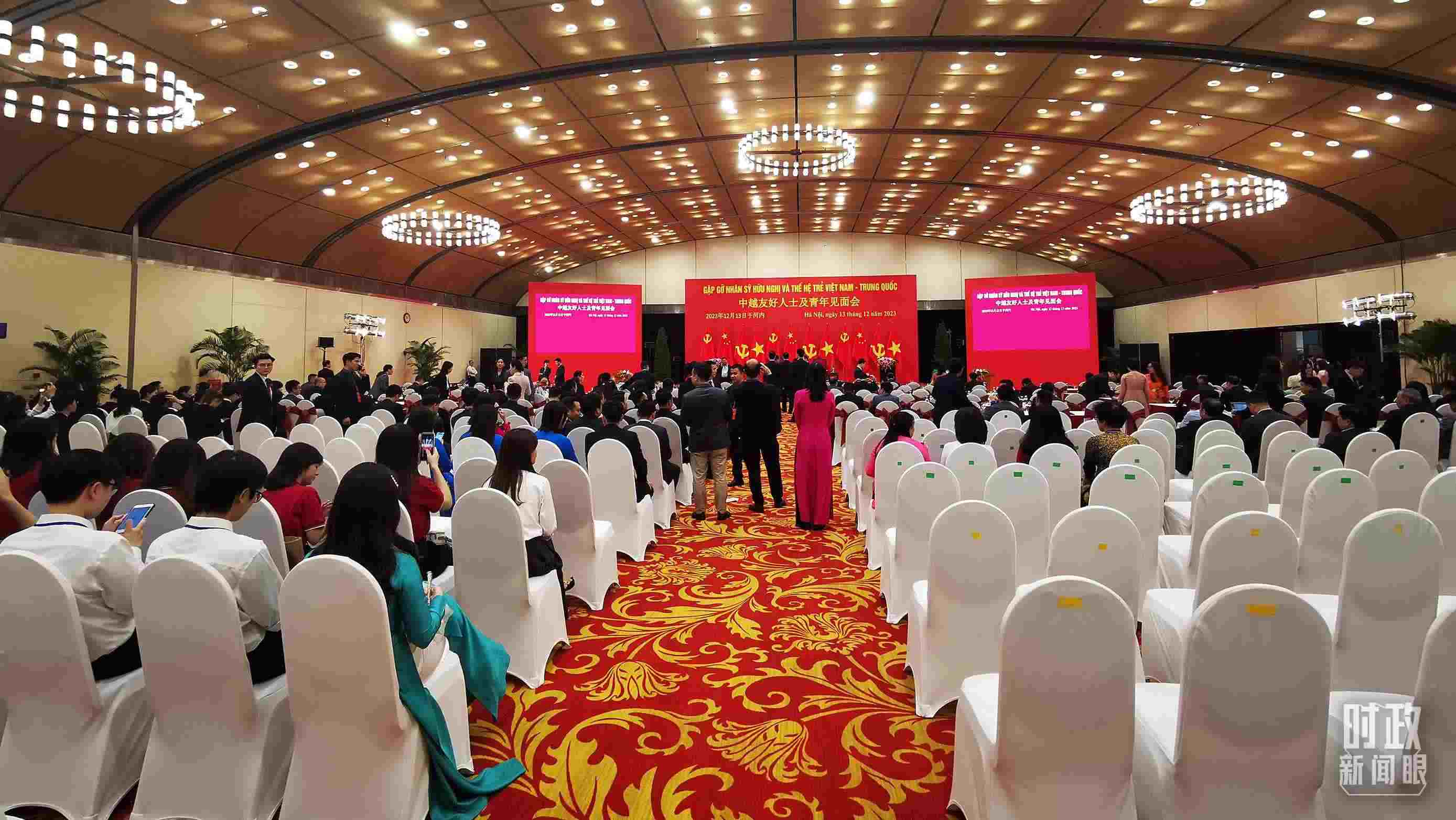 △習(xí)近平出席中越友好人士及青年見(jiàn)面會(huì)。這是見(jiàn)面會(huì)開(kāi)始前的場(chǎng)景。（總臺(tái)央視記者荊偉拍攝）