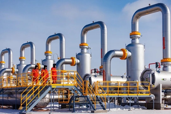 中俄東線天然氣管道黑河首站工作人員正在巡檢。受訪者供圖