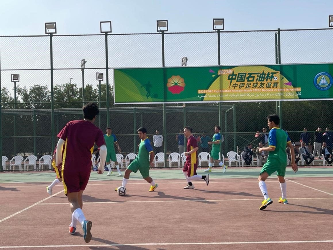 12月14日，中國石油（伊拉克）魯邁拉片區(qū)舉辦公共開放日和足球友誼賽。中國石油工程建設(shè)有限公司魯邁拉項(xiàng)目代表隊(duì)與巴士拉大學(xué)代表隊(duì)進(jìn)行了比賽，巴士拉大學(xué)代表隊(duì)獲勝。文學(xué)軍攝