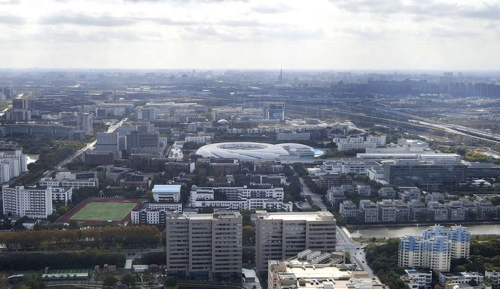 這是2023年11月25日在上海浦東新區(qū)張江科學(xué)城拍攝的形如鸚鵡螺的大科學(xué)裝置上海光源（中）（無(wú)人機(jī)照片）。新華社記者 方喆 攝