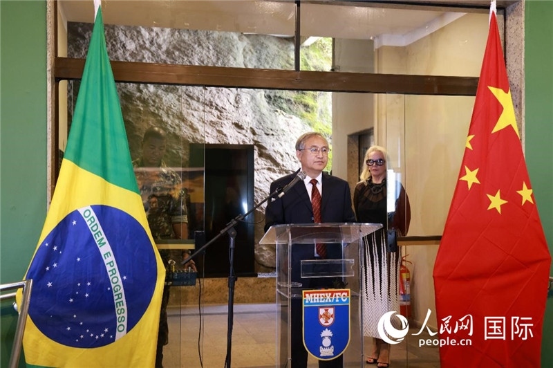 中國(guó)攝影家協(xié)會(huì)駐會(huì)副主席鄭更生在攝影展開幕式上致辭。 人民網(wǎng)記者 陳海琪攝