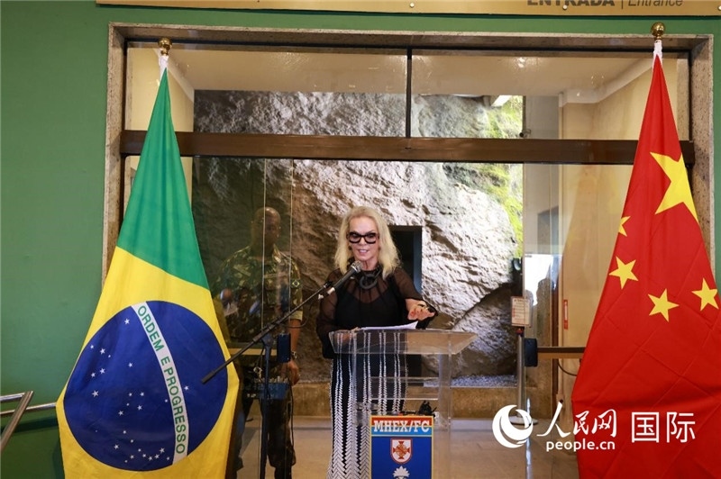 山河文化促進(jìn)中心執(zhí)行總裁瑪西婭·梅爾基奧爾在攝影展開幕式上致辭。 人民網(wǎng)記者 陳海琪攝