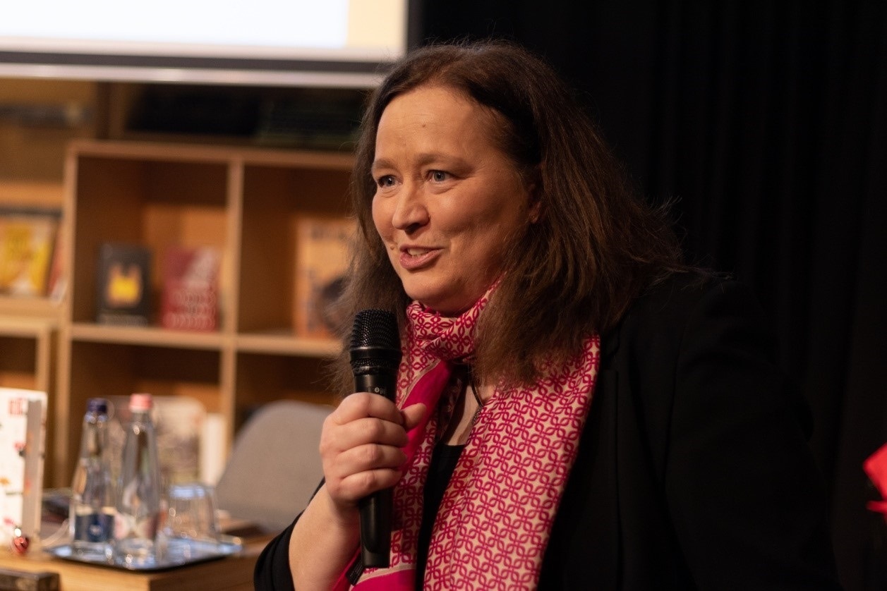 本書(shū)譯者宗博莉·克拉拉主持讀書(shū)分享會(huì)。摩爾多瓦尼·巴爾納巴斯攝