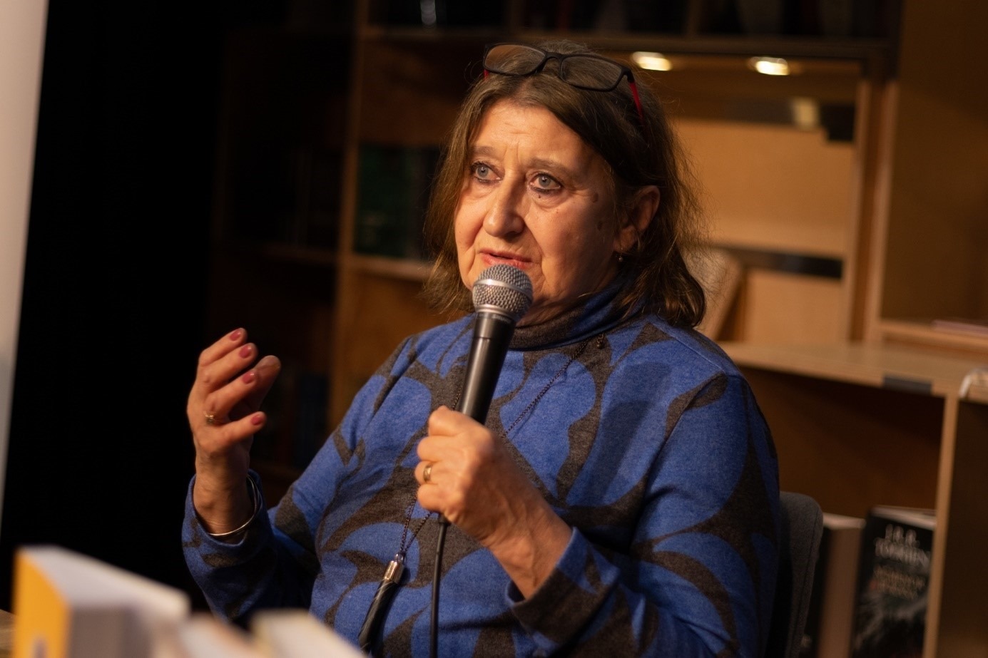 埃娃介紹作品。摩爾多瓦尼·巴爾納巴斯攝