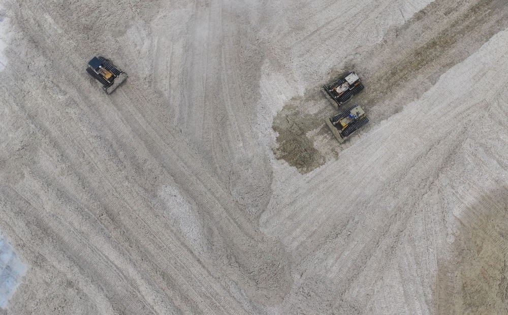 12月12日，在廣西湘桂華糖制糖集團來賓紙業(yè)有限責任公司，工作人員在整理蔗渣（無人機照片）。