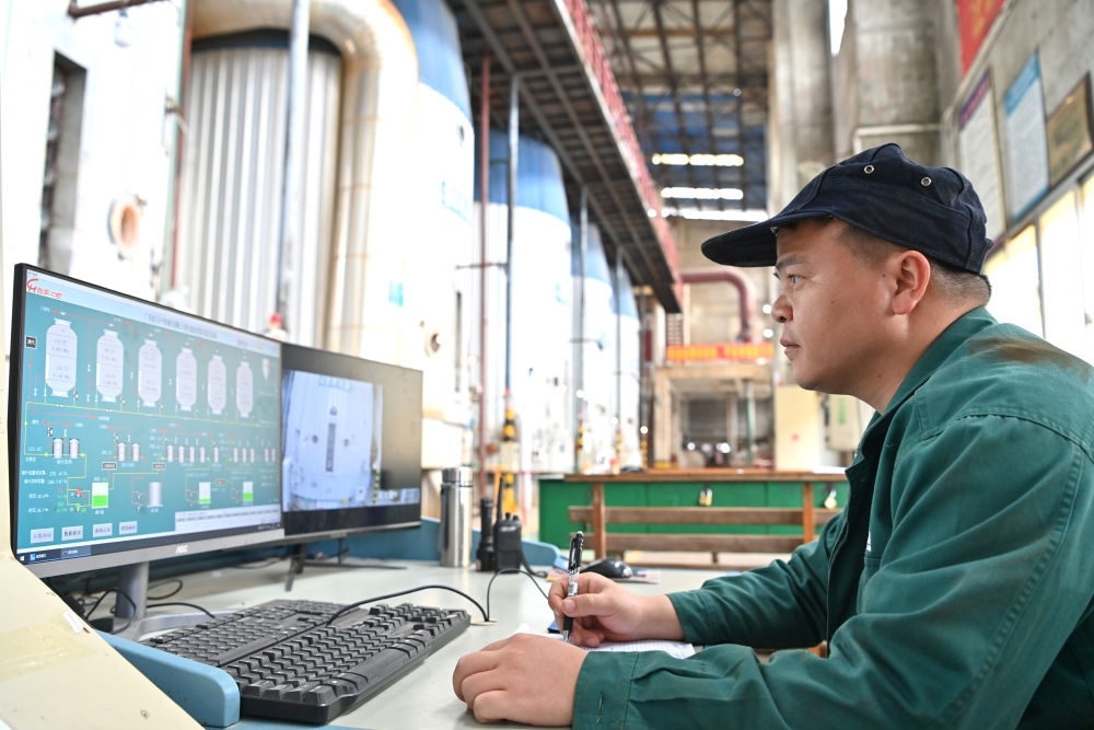 12月12日，工作人員在廣西來賓小平陽湘桂制糖有限公司監(jiān)控蒸發(fā)系統(tǒng)。