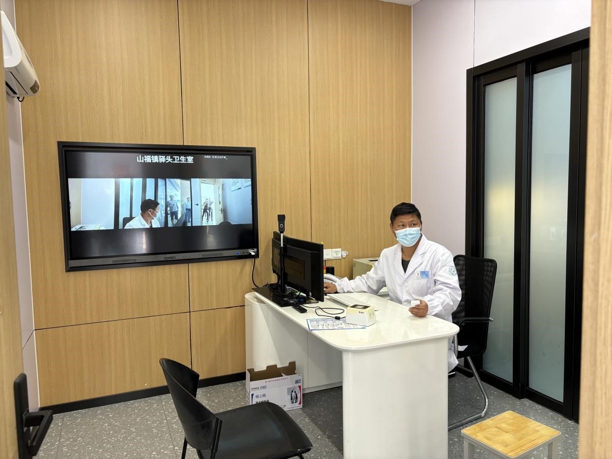 　　村里的值班醫(yī)生在線上連接三甲醫(yī)院的醫(yī)生對患者進行會診。