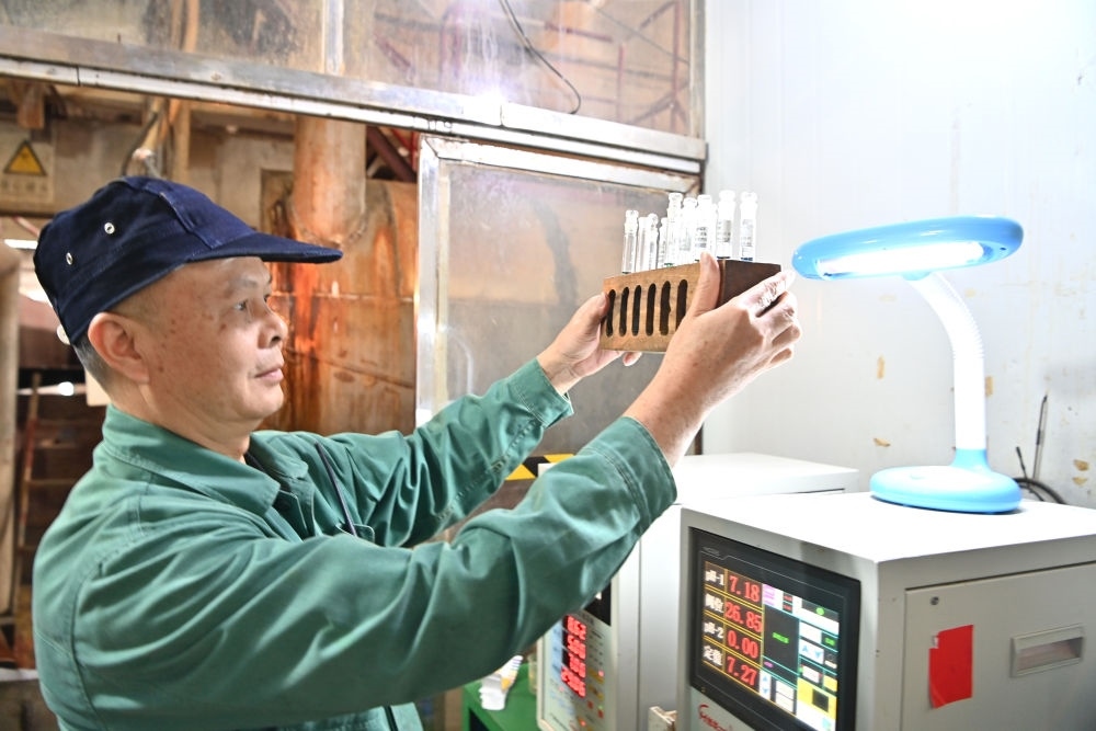 12月12日，廣西來賓小平陽湘桂制糖有限公司的工作人員在檢測糖漿樣品。