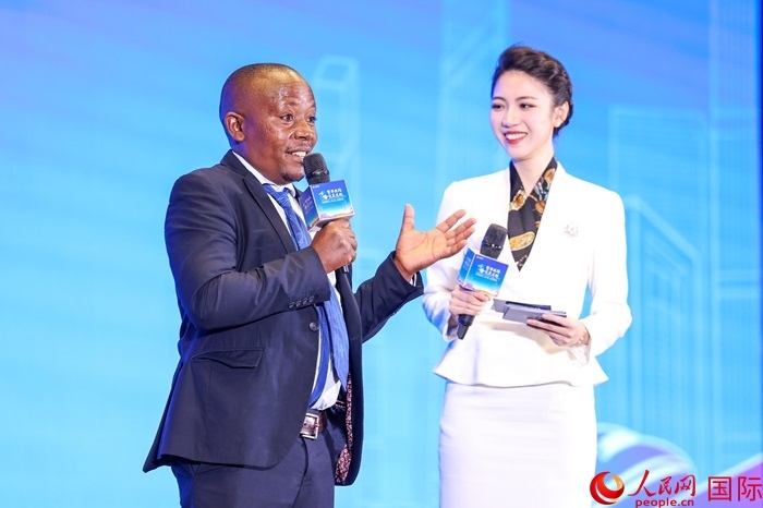 來自烏干達坎帕拉—恩德培機場高速公路項目的赫爾曼（左）被評為中國交建共建“一帶一路”最美外籍建設者之一。人民網(wǎng)記者 趙益普攝