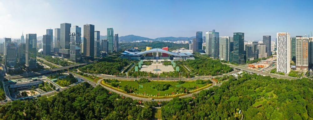 這是在廣東省深圳市拍攝的深圳市民中心和蓮花山公園一線（2020年10月2日攝，無人機(jī)照片）。新華社記者 梁旭 攝