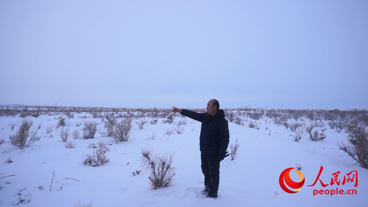 馬曉華向采訪團介紹林場情況。人民網(wǎng) 周靜圓攝