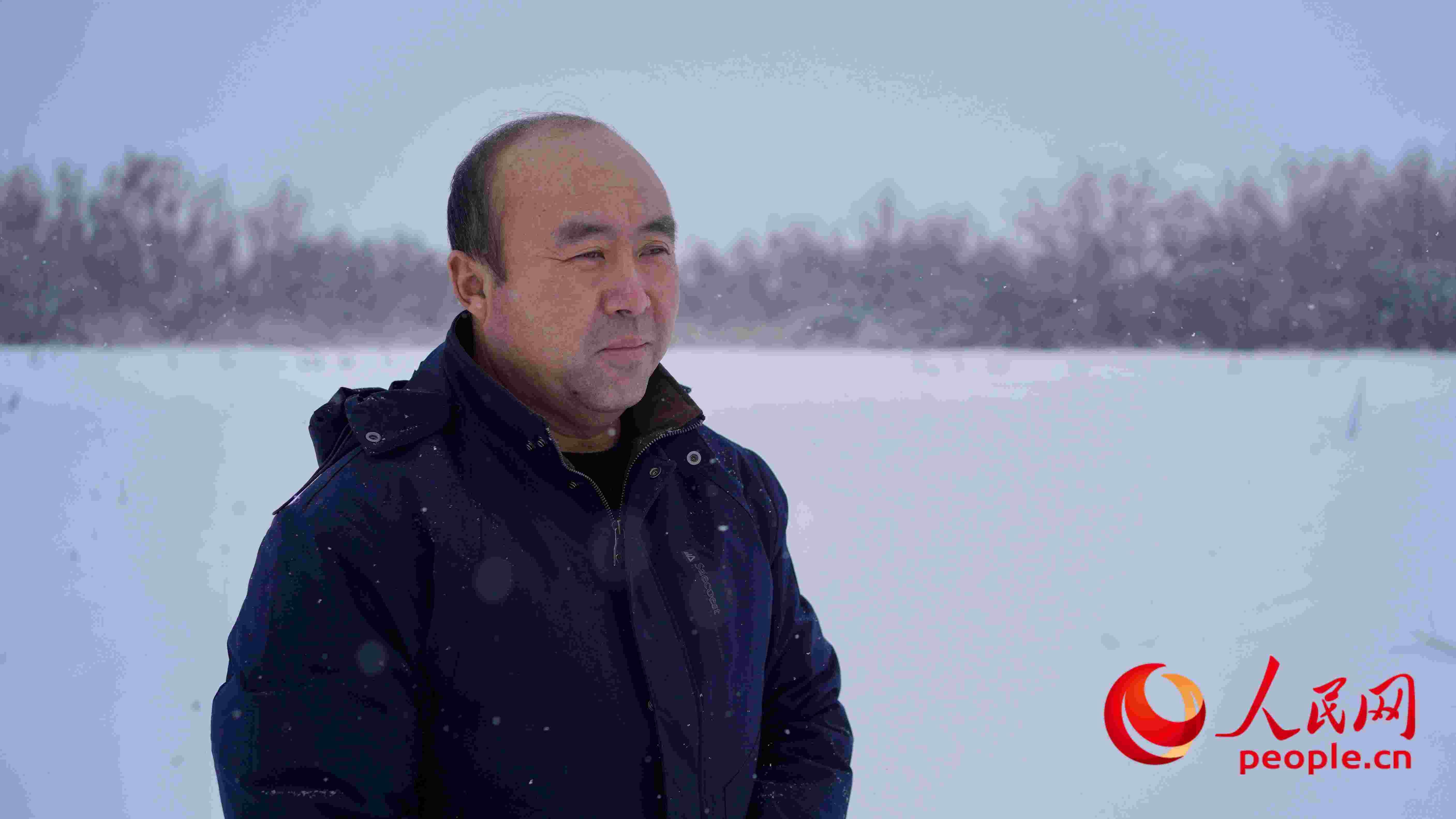 馬曉華回憶當(dāng)年和父親一起種樹的情形，滿是懷念。人民網(wǎng) 周靜圓攝