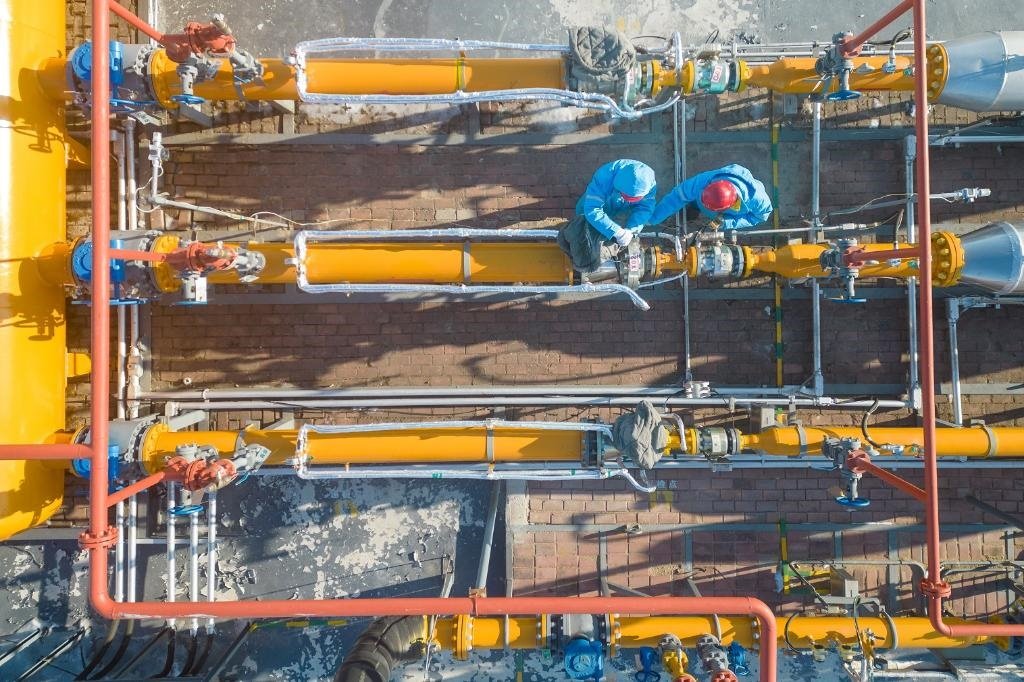 12月17日，黑龍江省哈爾濱市中慶燃氣有限責任公司成高子門站的工作人員在進行設(shè)備巡檢，保障燃氣供應(yīng)（無人機照片）。 新華社記者 張濤 攝