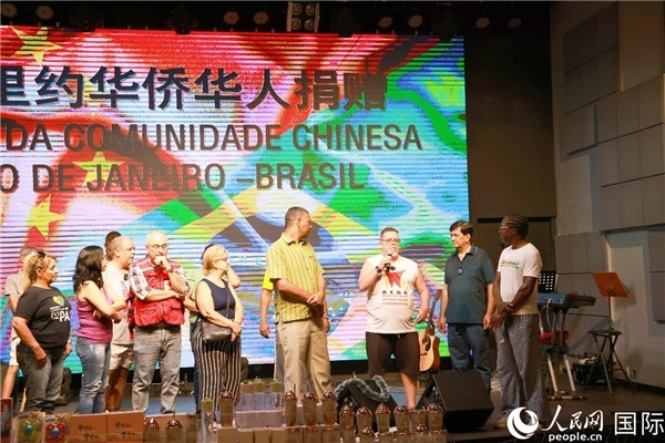 兒童殘障教育中心負(fù)責(zé)人胡里奧向捐贈(zèng)方表示感謝。人民網(wǎng)記者 陳海琪攝