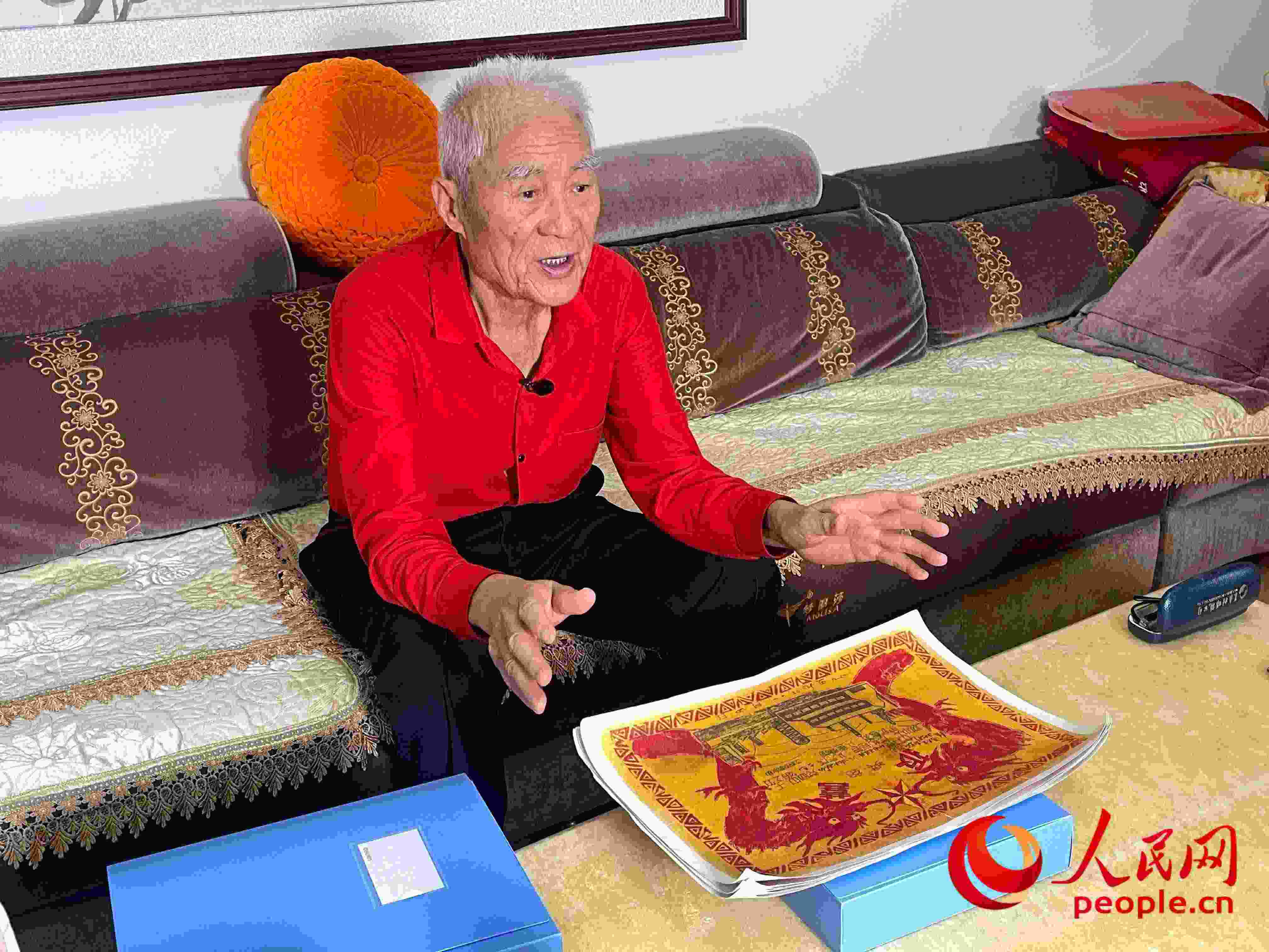 馬太生向采訪團講述自己獲得獎狀的經(jīng)歷。人民網(wǎng) 周靜圓攝