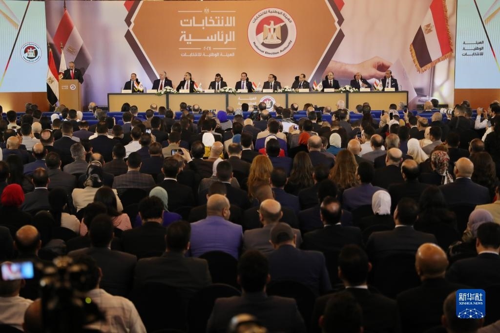 這是12月18日在埃及首都開羅拍攝的埃及全國選舉委員會新聞發(fā)布會現(xiàn)場。新華社發(fā)（艾哈邁德·戈馬攝）