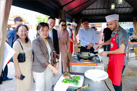 嘉賓現(xiàn)場觀摩。阿聯(lián)酋上?？偵虝咄l(xiāng)會供圖