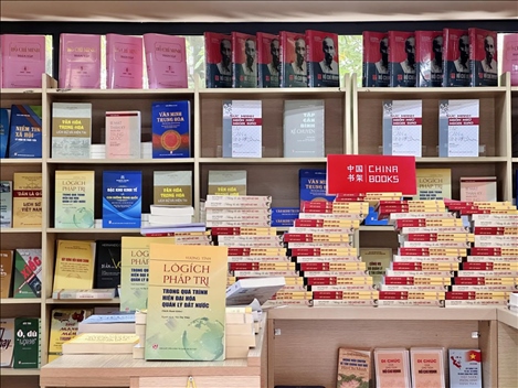 中國(guó)主題圖書(shū)亮相越南河內(nèi)書(shū)街。中國(guó)圖書(shū)進(jìn)出口（集團(tuán)）有限公司供圖