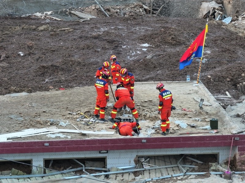 救援人員在現(xiàn)場。賀勇攝。