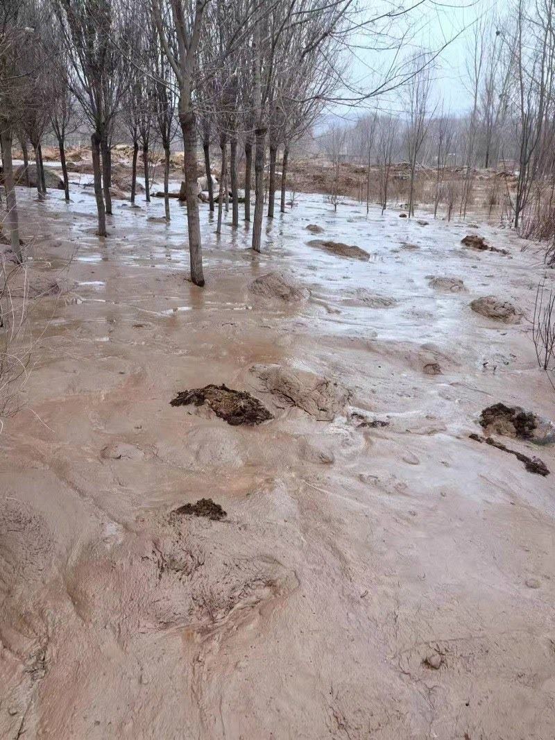 次生災(zāi)害襲擊過的村落。喬棟攝。