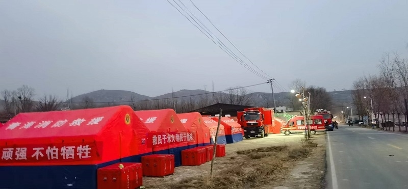 救災(zāi)隊員現(xiàn)場扎起了帳篷。王梅攝。